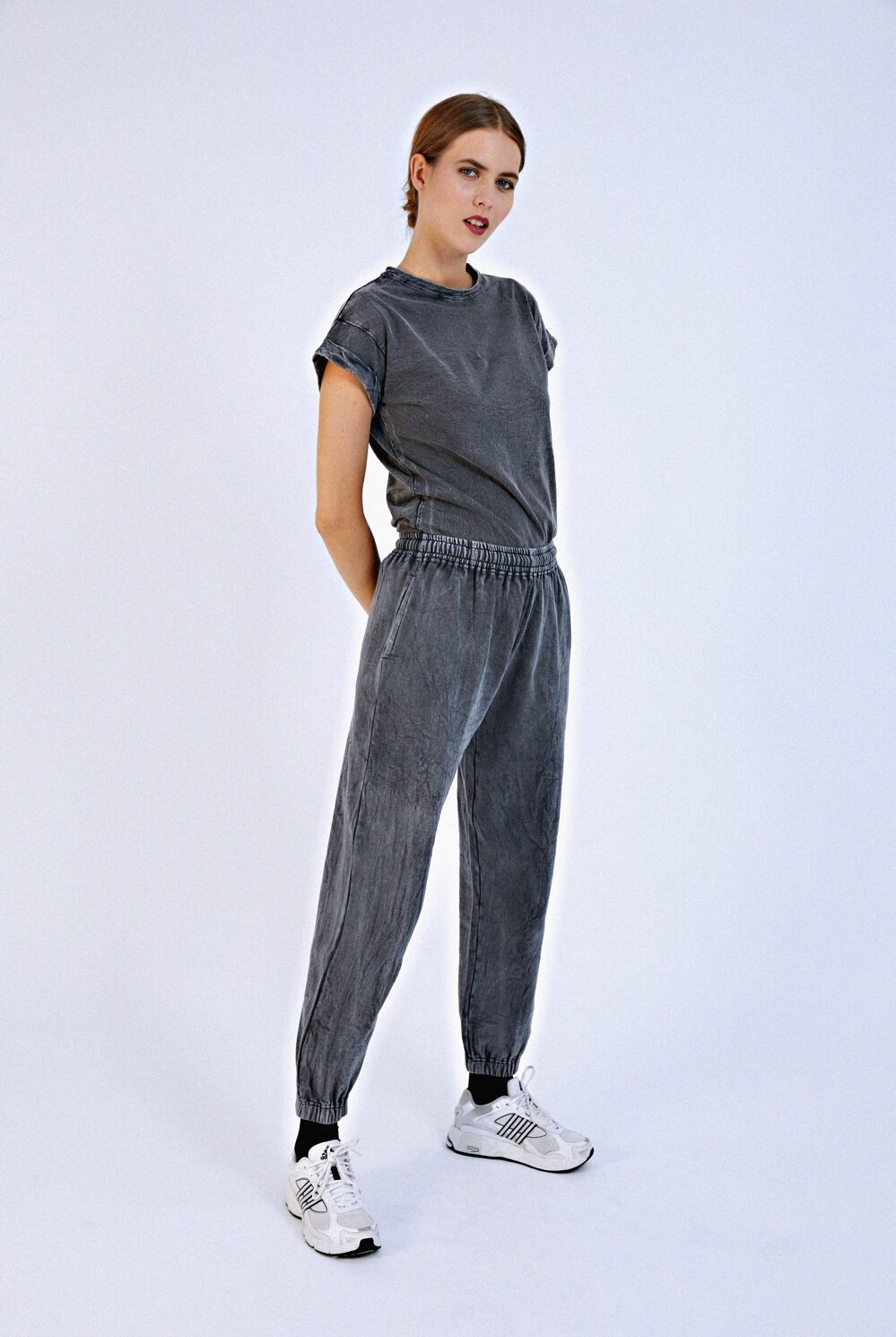 pantalon sportswear gris délavé en coton biologique FETA de Bizance Paris
