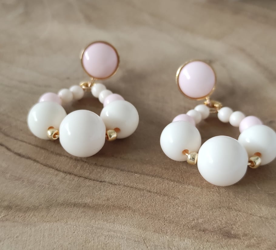 Boucles d'oreilles vintage perles rose et écru Déba Création création et fabrication françaises