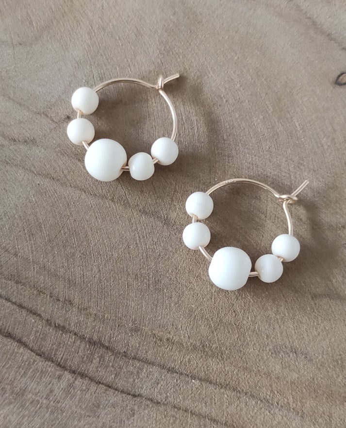 mini-créoles perles résine ivoire Deba Création fabrication et création françaises