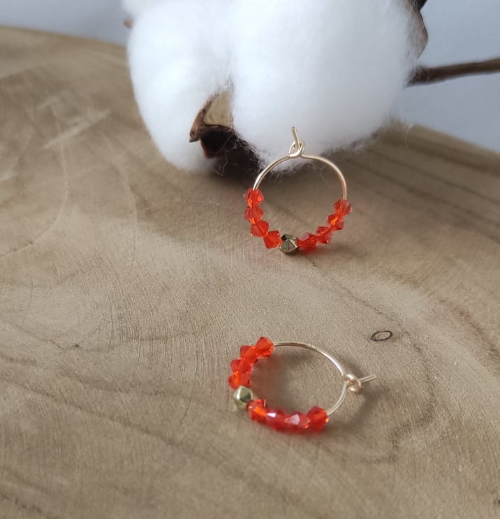 mini-créoles perles Swarovski rouge-orangé Deba Création fabrication et création françaises