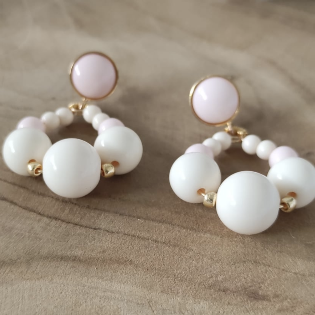 Boucles d'oreilles vintage perles rose et écru Déba Création création et fabrication françaises